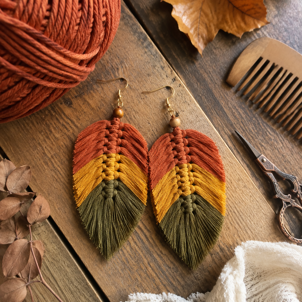 Macramé-veertjes oorbellen maken: lichte oorbellen in herfstkleuren