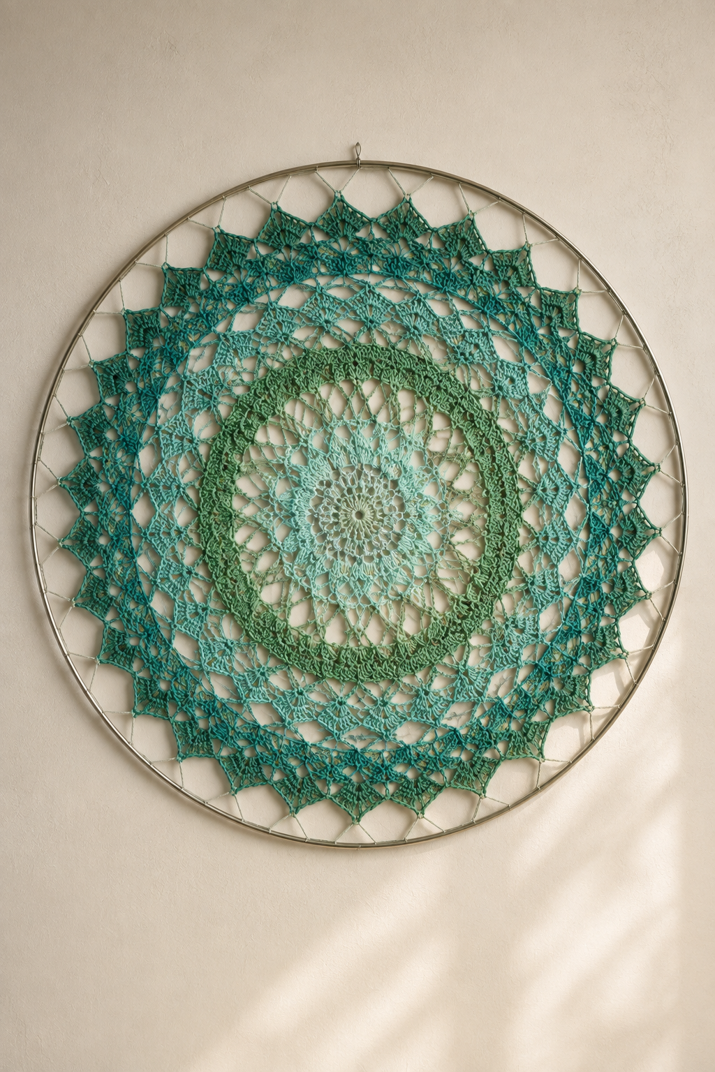Green Mandala haken: gratis patroon voor een kleurrijke wandhanger